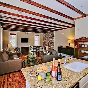 **** Bed & Breakfast Comfy Carriage House Steps From The River United States